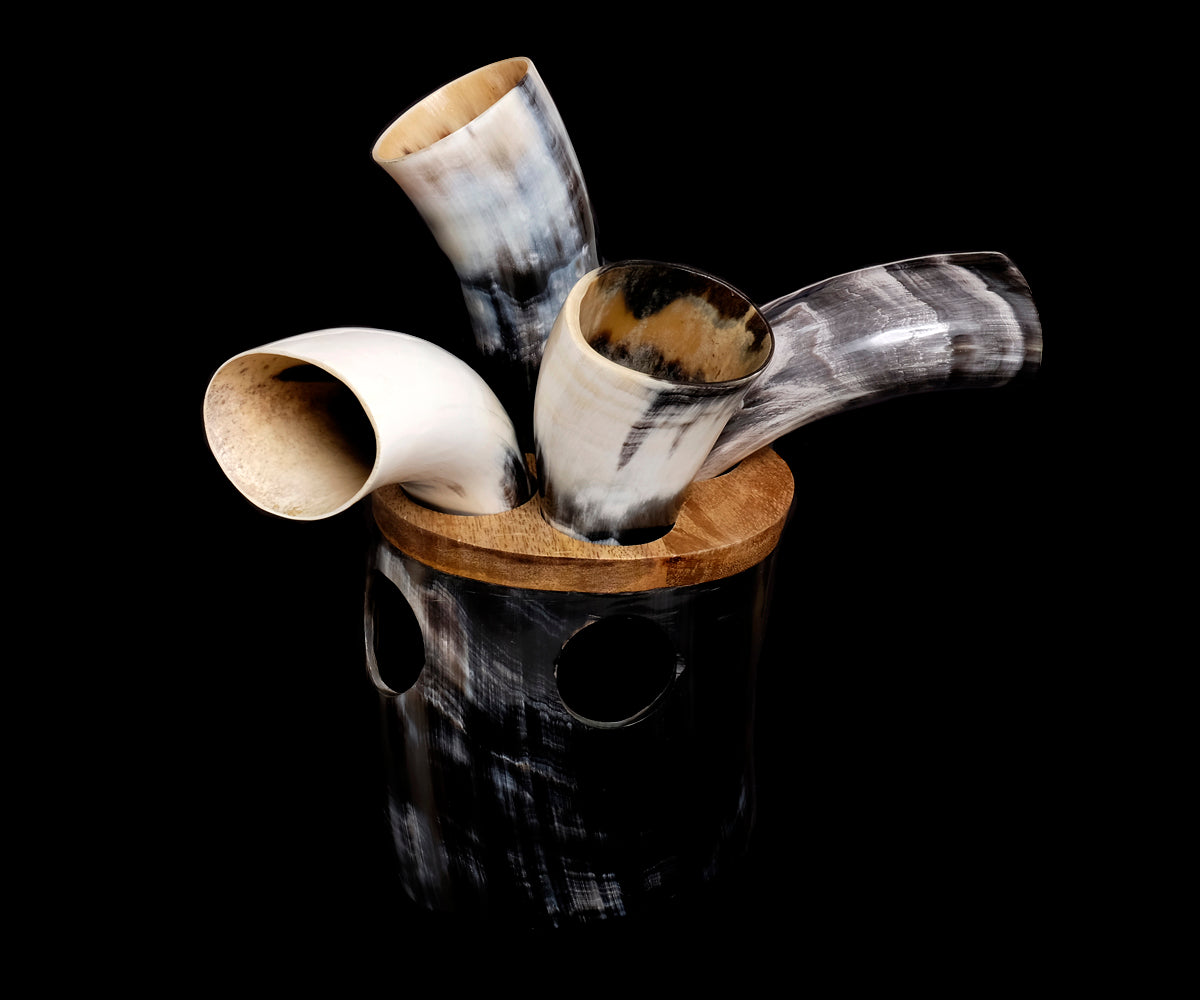 Trinkhorn Wikinger Set – 50 ml, 4er-Set mit Hornständer
