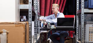 Arbeitsplatz im Brillibrum-Lager