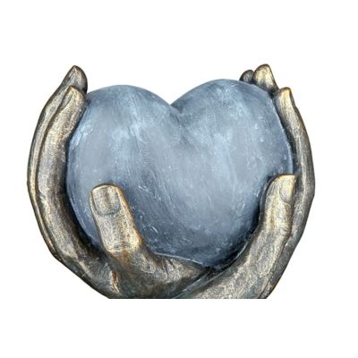 Dekofigur Herz in Händen Herz Skulptur